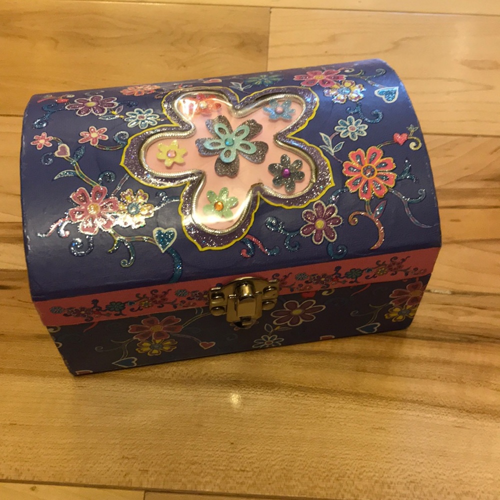 Girls jewelry box never used!